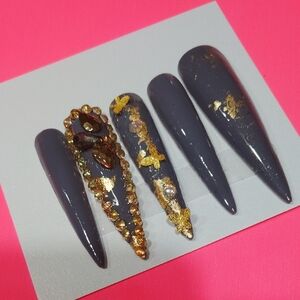 Elegant Charcoal Gray Nail Set with Gold Accents